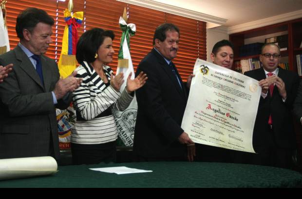 Colprensa-Christian Castillo M. - El Consejo Nacional Electoral, CNE, por medio de su presidente, Adelina Covo, hizo entrega al presidente electo, Juan Manuel Santos, y al vicepresidente, Angelino Garz&#243;n, de las credenciales que los designa como tal en sus cargos.