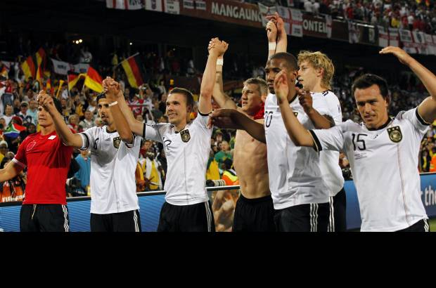AP - Alemania expuls&#243; a Inglaterra del Mundial con una goleada que pudo alcanzar ribetes de esc&#225;ndalo en un partido de locos que entrar&#225; en la historia de la Copa del Mundo no s&#243;lo por su resultado (4-1) sino por el gol clamoroso que el &#225;rbitro le neg&#243; a Frank Lampard.