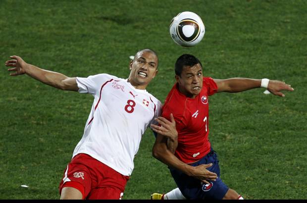 AP - El partido fue como se previa. Chile dominó el balón ante la muralla sin complejos de Hitzfeld.