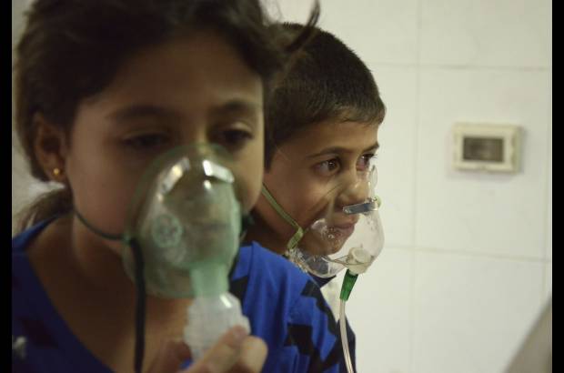 Reuters - Los ni&#241;os, afectados por lo que los activistas dicen que fue un ataque con gas, respiran a trav&#233;s de m&#225;scaras de ox&#237;geno en el suburbio de Damasco de Saqba, Siria. La ONU investiga supuesto ataque qu&#237;mico en Siria que dej&#243; miles de muertos.