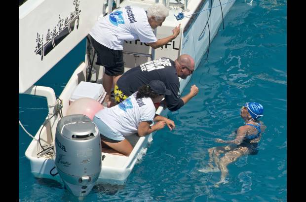 AP - Su intento fallido m&#225;s reciente acab&#243; debido a problemas mec&#225;nicos son las embarcaciones que la escoltaban, tormentas, corrientes marinas y picaduras que le dejaron el rostro hinchado.