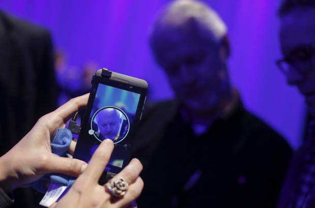 Reuters - El BlacBerry Z10 y Q10 tendr&#225; una aplicaci&#243;n llamada Time Shift que permite corregir los errores en las fotos. Y otra llamada Story Maker para crear y editar v&#237;deos.