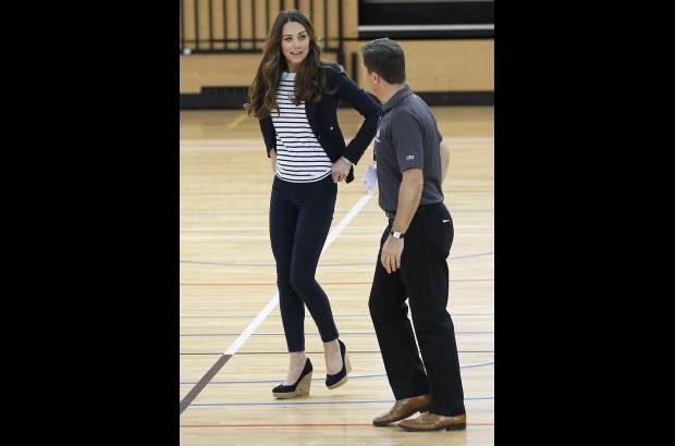 FOTOS AP - La esposa del pr&#237;ncipe Guillermo escogi&#243; para la ocasi&#243;n una camiseta blanca con rayas negras, una chaqueta oscura de Ralph Lauren, unos pantalones ajustados y unos zapatos de la marca brit&#225;nica Russell & Bromley.