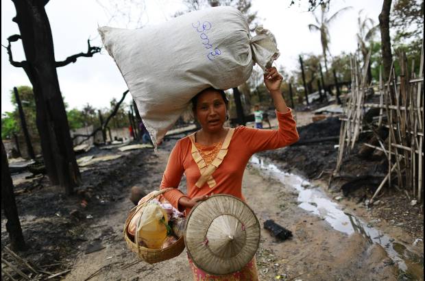Reuters - La violencia sectaria en Myanmar, la antigua Birmania, destruy&#243; decenas de viviendas de musulmanes en la provincia de Sagaing, al norte del pa&#237;s.