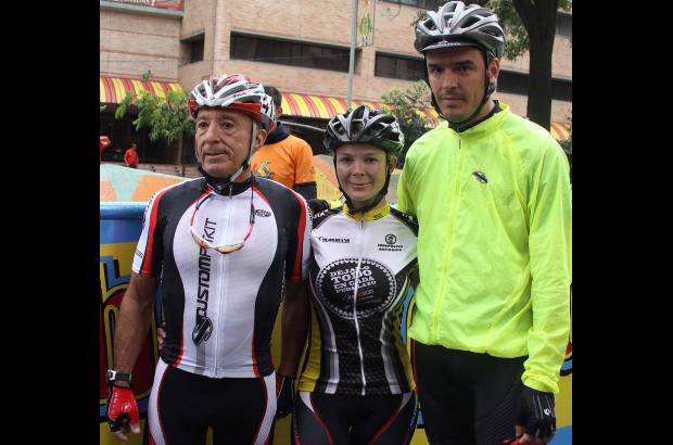 R&#243;binson S&#225;enz - Ra&#250;l Echeverri (izq) y su hija Mar&#237;a Isabel (centro), acompa&#241;ada por su esposo (der.). Ella se consagr&#243; como la reina de la categor&#237;a damas C.