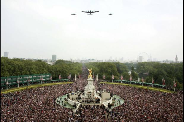 AP - El imponente vuelo rasante de siete aviones de la Real Fuerza A&#233;rea brit&#225;nica sobre el palacio de Buckingham fue el broche de oro del evento m&#225;s esperado del a&#241;o, en el que miles de personas, brit&#225;nicos como extranjeros, se echaron a las calles de Londres para arropar a los futuros reyes del Reino Unido.