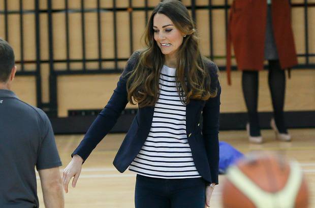 FOTOS AP - La duquesa visti&#243; un traje muy parecido al que llev&#243; cuando visit&#243; las mismas instalaciones el pasado a&#241;o, coincidiendo con la celebraci&#243;n de los Juegos Ol&#237;mpicos en la capital brit&#225;nica, recordaron los medios locales.