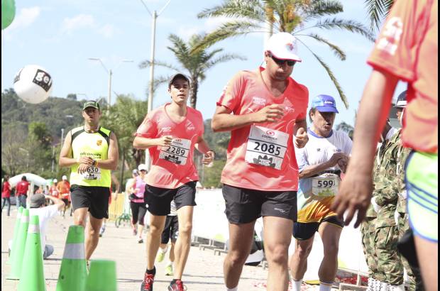Esteban Jaramillo y Sebasti&#225;n Salazar - M&#225;s de 10 mil competidores se dieron cita en esta hist&#243;rica cita deportiva que se corr&#237;a en las modalidades de 5, 10, 21 y 42 kil&#243;metros.