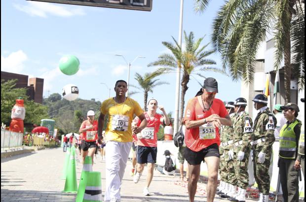 Esteban Jaramillo y Sebasti&#225;n Salazar - M&#225;s de 10 mil competidores se dieron cita en esta hist&#243;rica cita deportiva que se corr&#237;a en las modalidades de 5, 10, 21 y 42 kil&#243;metros.