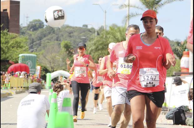 Esteban Jaramillo y Sebasti&#225;n Salazar - M&#225;s de 10 mil competidores se dieron cita en esta hist&#243;rica cita deportiva que se corr&#237;a en las modalidades de 5, 10, 21 y 42 kil&#243;metros.