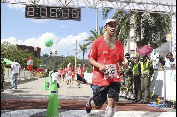 Esteban Jaramillo y Sebasti&#225;n Salazar - M&#225;s de 10 mil competidores se dieron cita en esta hist&#243;rica cita deportiva que se corr&#237;a en las modalidades de 5, 10, 21 y 42 kil&#243;metros.