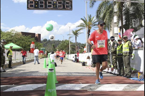 Esteban Jaramillo y Sebasti&#225;n Salazar - M&#225;s de 10 mil competidores se dieron cita en esta hist&#243;rica cita deportiva que se corr&#237;a en las modalidades de 5, 10, 21 y 42 kil&#243;metros.