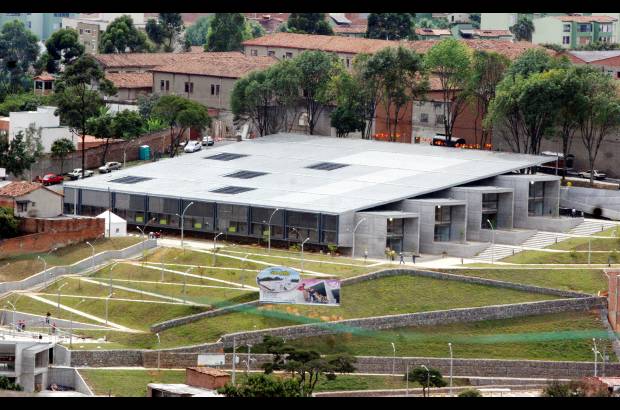 FOTO EL COLOMBIANO - Espacios diseñados para contribuir a la transformación de la ciudad desde los ámbitos educativo, cultural y social. En los parques biblioteca convergen distintas instituciones en un mismo espacio para generar tejido social y plantear un nuevo estilo de convivencia.