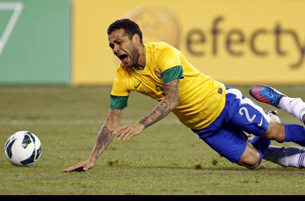 Reuters - La acci&#243;n de Dani Alves que gener&#243; el penalti injusto.