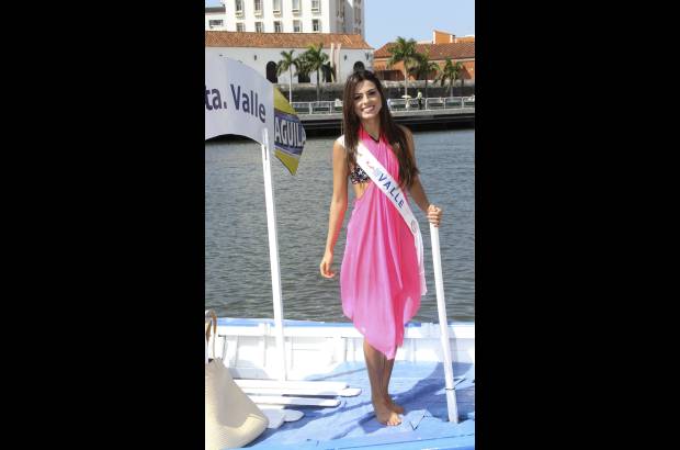 Colprensa - En este tradicional evento, las candidatas recorrieron la bahía de Cartagena, acompañadas de los cadetes de la Escuela Naval. La cita final fue en el Club Naval, donde las candidatas desfilaron en un acto de carácter benéfico para la Acción Social Naval.