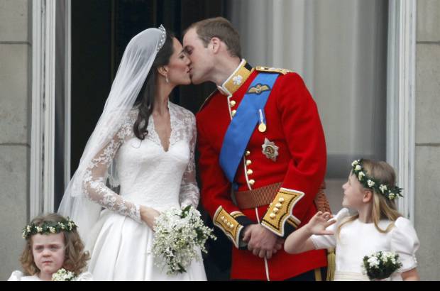 Reuters - El pr&#237;ncipe Guillermo y Catalina, duquesa de Cambridge, se dieron un ba&#241;o de multitudes en una boda marcada por el patriotismo y la emoci&#243;n tras una ceremonia en la abad&#237;a de Westminster, que luci&#243; un decorado espectacular.