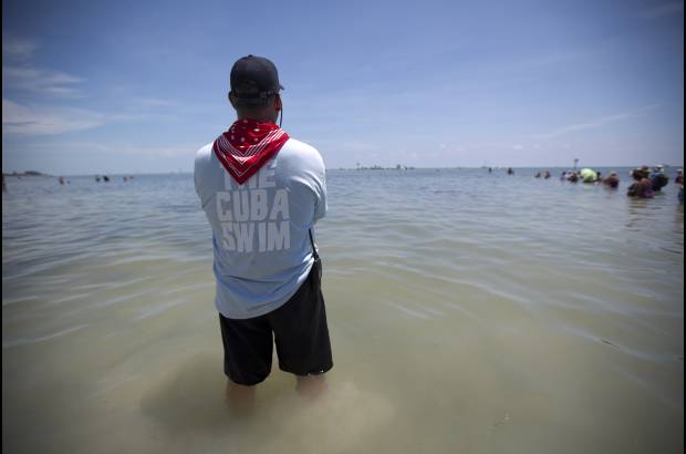 AP - Nyad salt&#243; al agua en La Habana el s&#225;bado por la ma&#241;ana. De cuando en cuando hac&#237;a pausas para alimentarse. &quot;Admito que en parte lo hago por mi ego&quot;, dijo Nyad antes de saltar al agua. &quot;Si pasan tres d&#237;as, cuatro d&#237;as y sigo alzando los brazos y veo la costa ... sentir&#233; una emoci&#243;n que nadie en este planeta ha tenido&quot;.