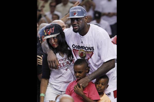 AP - James, de 27 a&#241;os, lo hab&#237;a conseguido casi todo en las nueve temporadas que llevaba en la NBA, pero la faltaba el t&#237;tulo de liga que lo coronara de verdad como el &quot;King&quot; y asegurara su legado.