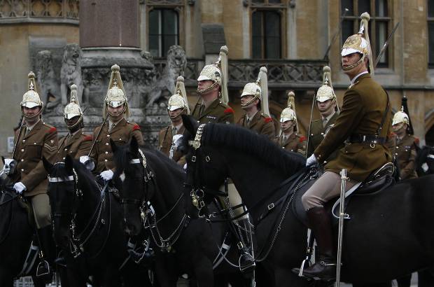 AP - El desfile también llegó a la parte sur de la plaza del Parlamento y situarse frente a la abadía de Westminster, templo en el que se oficiará la boda.