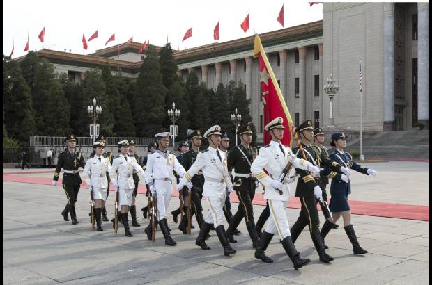 AP - Soldados del Ej&#233;rcito Popular de Liberaci&#243;n de China (EPL) marchan a sus posiciones antes de una guardia de honor para una ceremonia de bienvenida.
