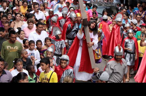 Manuel Saldarriaga - Multitudinario fue el viacrucis, representado en vivo, en el barrio Moravia.