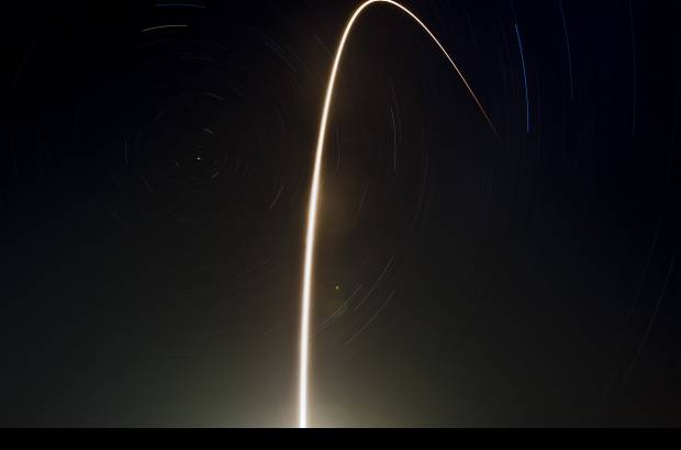 Reuters - Esta fotograf&#237;a fue tomada con una larga exposici&#243;n, aproximadamente una hora y media, cuando la nave espacial rusa Soyuz viaj&#243; a la Estaci&#243;n Espacial Internacional.
