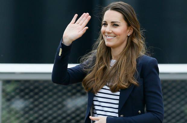 FOTOS AP - La duquesa de Cambridge, Catalina, visit&#243; este viernes el Parque Ol&#237;mpico de Londres y demostr&#243; su buena forma f&#237;sica jugando un partido de voleibol pese a llevar unos zapatos de tac&#243;n alto, en su primer compromiso en solitario tras haber dado a luz.
