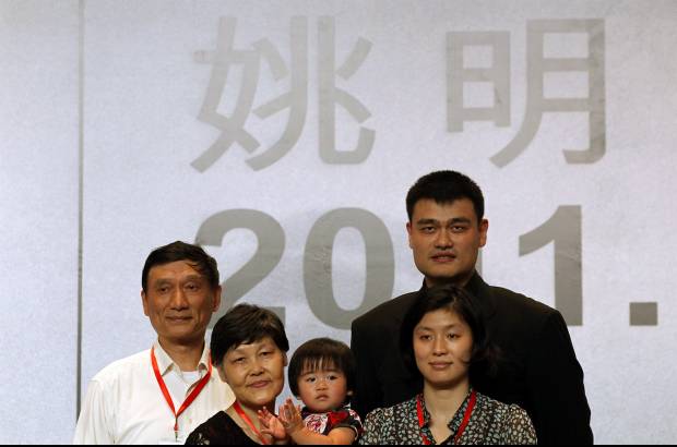 AP - Yao Ming, el centro de los Rockets de Houston, anunci&#243; oficialmente que una serie de lesiones en pie y pierna le obligaron a retirarse del baloncesto. Estuvo acompa&#241;ado por su familia: su esposa, Ye Li; su peque&#241;a hija Yao Qinlei, y sus padres.