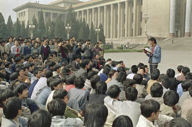 AP - 18 de abril de 1989. Un l&#237;der estudiantil chino lee un pliego de peticiones a los estudiantes que intervienen en un plant&#243;n frente al Gran Palacio del Pueblo en Beijing.
