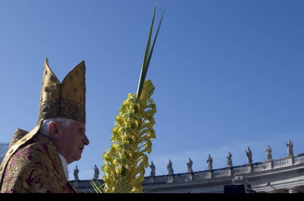 AP - Delante del obelisco, adornado con flores rojas y verdes, el Pont&#237;fice bendijo las palmas y las ramas de olivo, s&#237;mbolos de la paz.