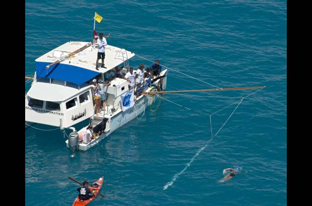 AP - El equipo que la escoltaba cargaba m&#225;quinas que emanaban un tenue campo magn&#233;tico a su alrededor, a fin de ahuyentar a los tiburones. Una embarcaci&#243;n pasaba un cord&#243;n por el mar a fin de orientarla.
