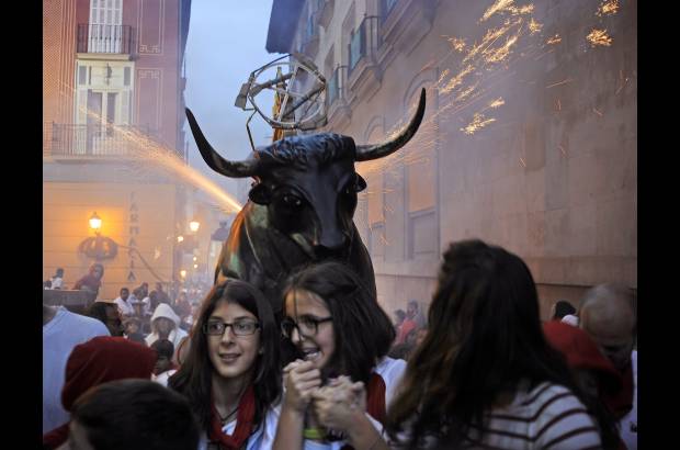 AFP - Las fiestas San Fermín, en las que una multitud corre junto a seis toros bravos por las calles de Pamplona, en España, son uno de los mayores atractivos en esta época del año. Desde 1924, 15 personas han muerto en los encierros que fueron inmortalizados en la novela Fiesta de Hemingway.