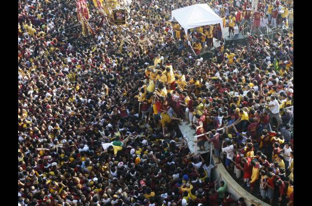 AP - Los m&#225;s osados, casi todos hombres, trataban de trepar hasta la carroza para tocarla unos instantes, mientras que la gran mayor&#237;a se conform&#243; con arrojar pa&#241;os y peque&#241;as toallas a los cofrades que acompa&#241;an a la talla para que estos se los devolvieran bendecidos.