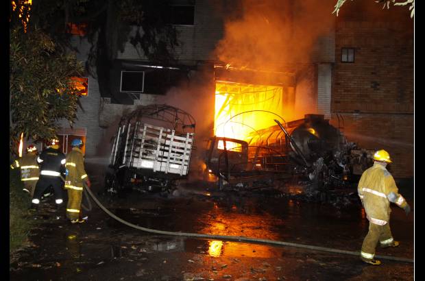 Edwin Bustamante - Un incendio se registr&#243; en la noche de este lunes 17 de enero en una f&#225;brica de pinturas del municipio de Sabaneta, al sur del Valle de Aburr&#225;.