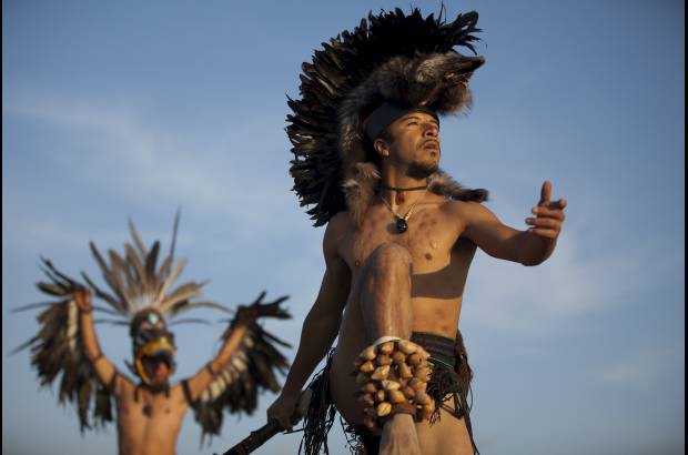 AP - Numerosos grupos de danzantes fueron a ofrecer sus bailes y sus ritos a los mayas por la llegada del nuevo B&#39;aktun.