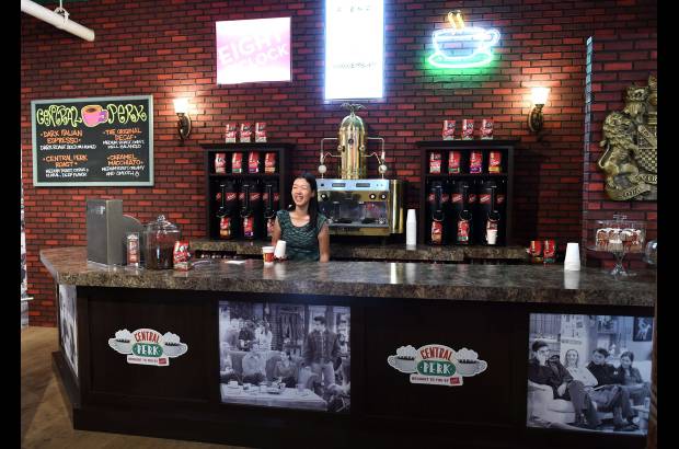 AFP - El m&#237;tico caf&#233; Central Perk, donde los seis amigos de Friends pasaban gran parte de su tiempo, es recreado en el bajo Manhattan, Nueva York, en el 199 de la calle Lafayette, y aparecer&#225; en formato pop up, es decir, un negocio que estar&#225; disponible solo durante tiempo limitado.