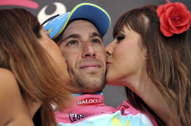 - Vincenzo Nibali volvió a demostrar que puede ser su año y dio más tono a su prenda rosa con una espléndida subida final.