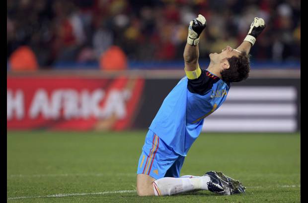 Reuters - La alegr&#237;a de Iker Casillas ante la clasificaci&#243;n de su equipo a las semifinales.