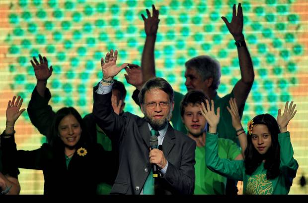 Reuters - Mockus celebró al lado de su familia y sus compañeros de partido, Luis Eduardo Garzón y Enrque Peñalosa. Sergio Fajardo los siguió desde Medellín.