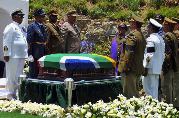 REUTERS - El expresidente de Sud&#225;frica y Premio Nobel de la Paz Nelson Mandela descansa ya para siempre junto a una peque&#241;a colina de Qunu, una modesta aldea rodeada de praderas en la que pas&#243; su infancia y donde este domingo fue enterrado, cumpliendo su expreso deseo.