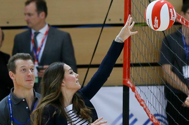 FOTOS AP - &quot;Ha jugado con tacones, es impresionante&quot;, se&#241;al&#243; uno de los jugadores, que elogi&#243; la habilidad de la duquesa para jugar a voleibol y el &quot;privilegi&#243; y honor&quot; de haber compartido cancha con ella.