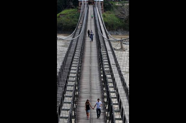 Jaime P&#233;rez - Pese a restricciones tras ca&#237;da de dos personas, los turistas siguen caminando sobre Puente de Occidente.