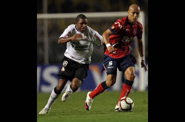 AP - El rojo ahora deber&#225; pensar en el torneo local.