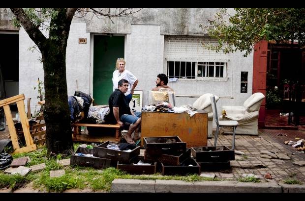 Reuters - Los afectados sacan de las casas todo lo que se da&#241;&#243; con la inundaci&#243;n. Provincia de La Plata en Buenos Aires.