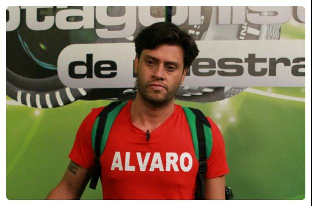 Cortes&#237;a Canal RCN - El cuarto eliminado fue &#193;lvaro. El ibaguere&#241;o era integrante del mal llamado grupo de la mafia, al lado de Elianis, Edwin, Sebasti&#225;n, Ang&#233;lica y Alberony. Mientras, Jhoan regres&#243; a la competencia, sin saber que en el camino lucir la camisa roja ser&#237;a casi una rutina angustiosa.