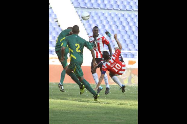 Colprensa - El gol del partido lo anotó Giovanni Hernández con una media chalaca.