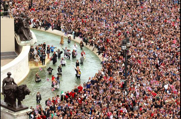 AP - Los dos besos de la pareja en el balc&#243;n del palacio de Buckingham animaron a la multitud all&#237; congregada, que gritaba &quot;William y Kate&quot; (Guillermo y Catalina) en medio de un mar de banderas brit&#225;nicas.