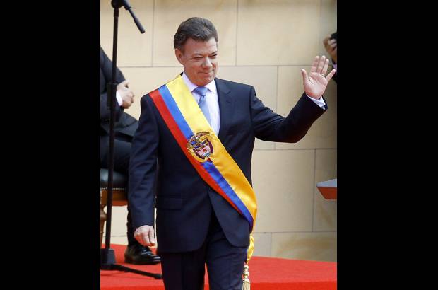 Reuters - Feliz, Juan Manuel Santos, tras recibir la banda presidencial.