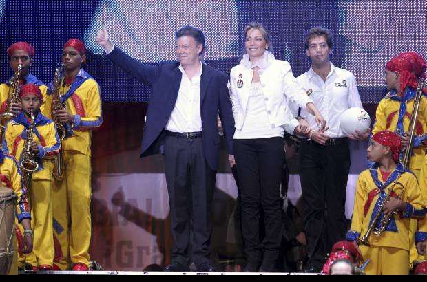 Reuters - Más de tres mil personas aclamaron al presidente electo Juan Manuel Santos en un colorido acto en el Campín de Bogotá.