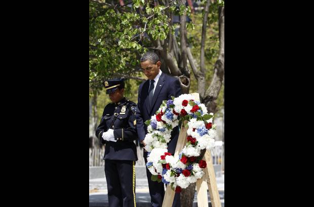 Reuters - Con la cabeza baja, el Presidente de Estados Unidos, guardó un minuto de silencio por las víctimas.